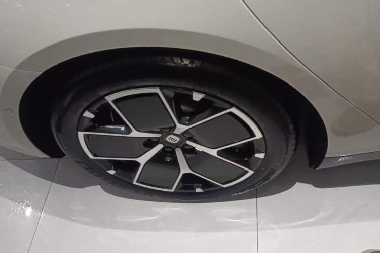 Used Xiaomi Auto SU7 2024 Rear-Drive Long-Range Intelligent Driving Version Right Rear Wheel Hub