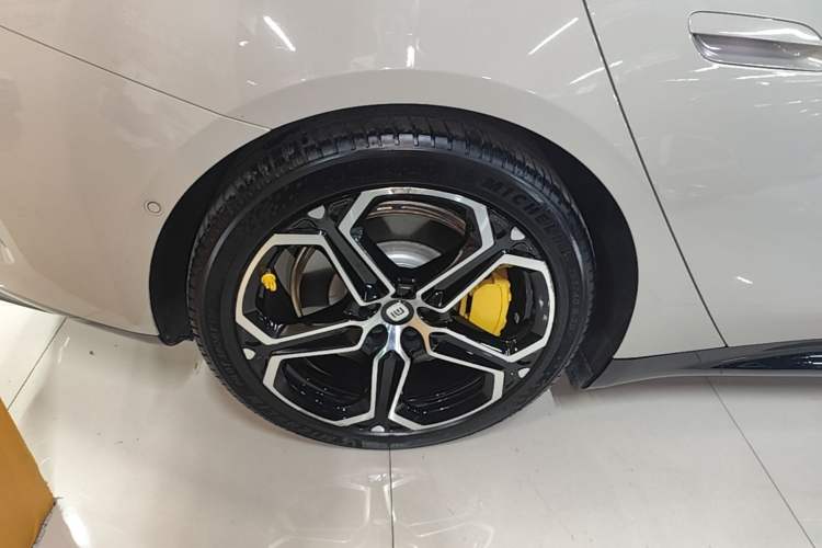 Used Xiaomi Auto SU7 2024 Four-Wheel Drive Ultra-Long Range Advanced Intelligent Driving Max Edition Right Rear Wheel Hub