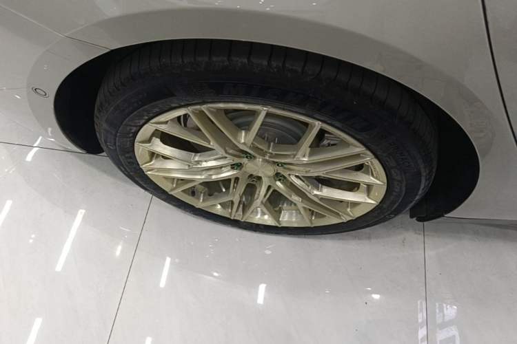 Used Xiaomi Auto SU7 2024 Rear-Drive Ultra-Long Range Advanced Pro-Level Intelligent Driving Version Right Rear Wheel Hub