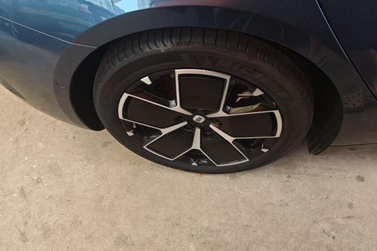 Used Xiaomi Auto SU7 2024 Rear-Drive Ultra-Long Range Advanced Pro-Level Intelligent Driving Version Right Rear Wheel Hub