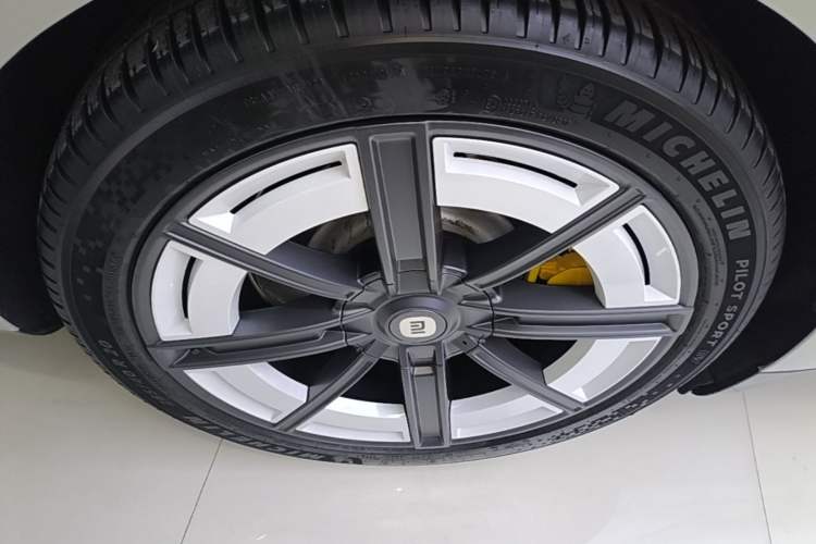 Used Xiaomi Auto SU7 2024 Four-Wheel Drive Ultra-Long Range Advanced Intelligent Driving Max Edition Right Rear Wheel Hub