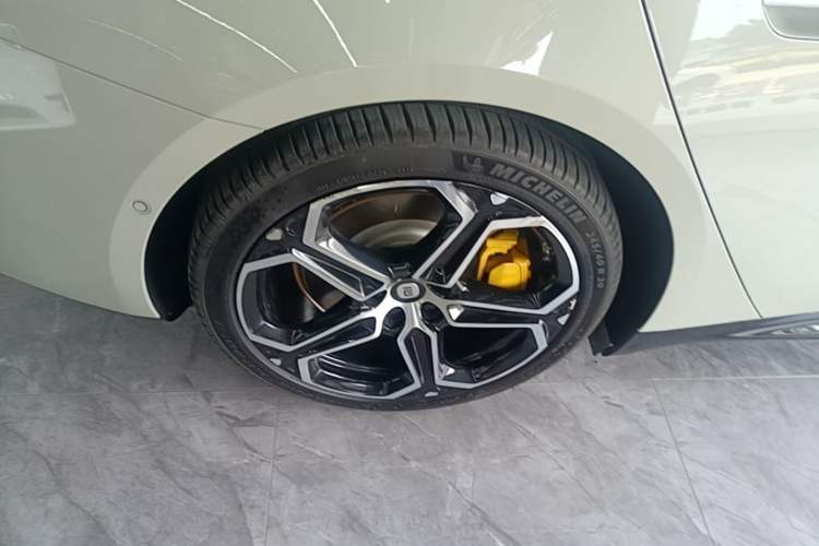 Used Xiaomi Auto SU7 2024 Rear-Drive Ultra-Long Range Advanced Pro-Level Intelligent Driving Version Right Rear Wheel Hub