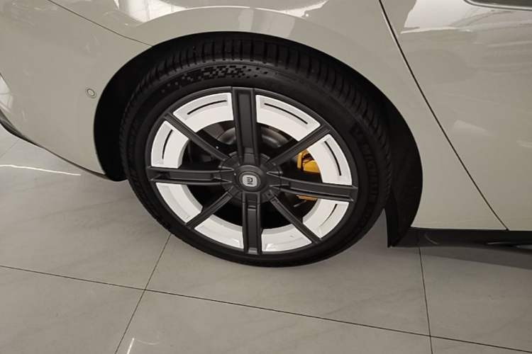 Used Xiaomi Auto SU7 2024 Rear-Drive Long-Range Intelligent Driving Version Right Rear Wheel Hub