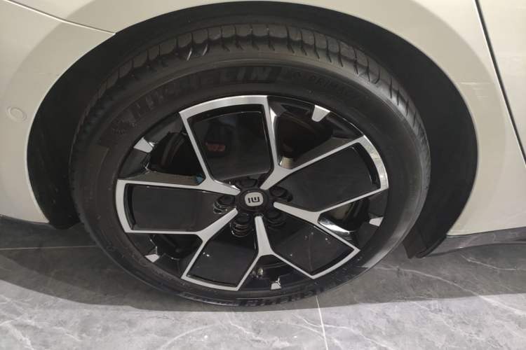 Used Xiaomi Auto SU7 2024 Rear-Drive Standard Founder Edition Right Rear Wheel Hub