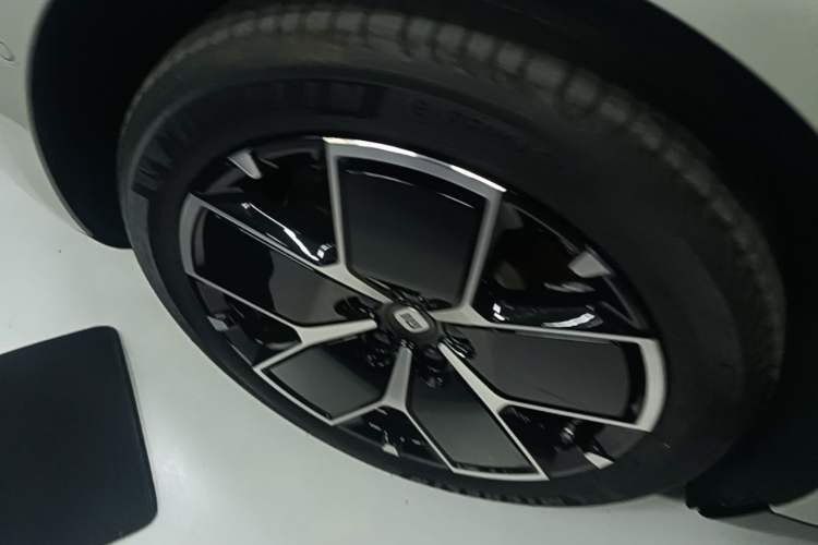 Used Xiaomi Auto SU7 2024 Rear-Drive Long-Range Intelligent Driving Version Right Rear Wheel Hub