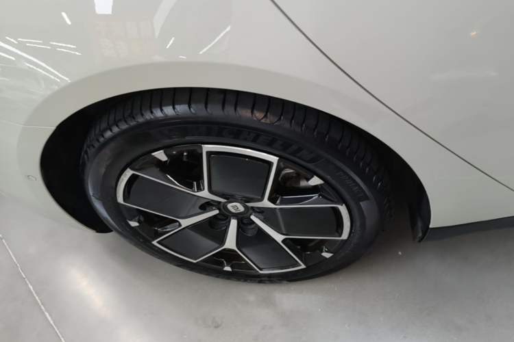Used Xiaomi Auto SU7 2024 Rear-Drive Ultra-Long Range Advanced Pro-Level Intelligent Driving Version Right Rear Wheel Hub
