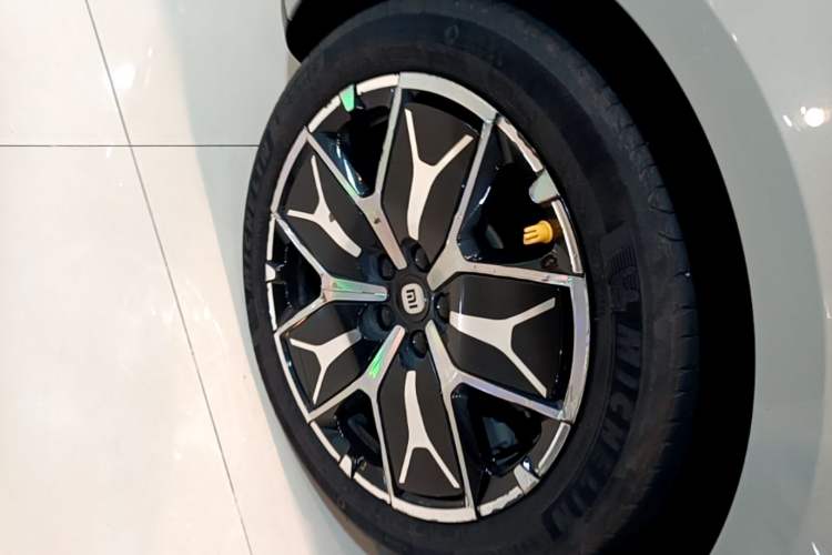 Used Xiaomi Auto SU7 2024 Rear-Drive Long-Range Intelligent Driving Version Right Rear Wheel Hub