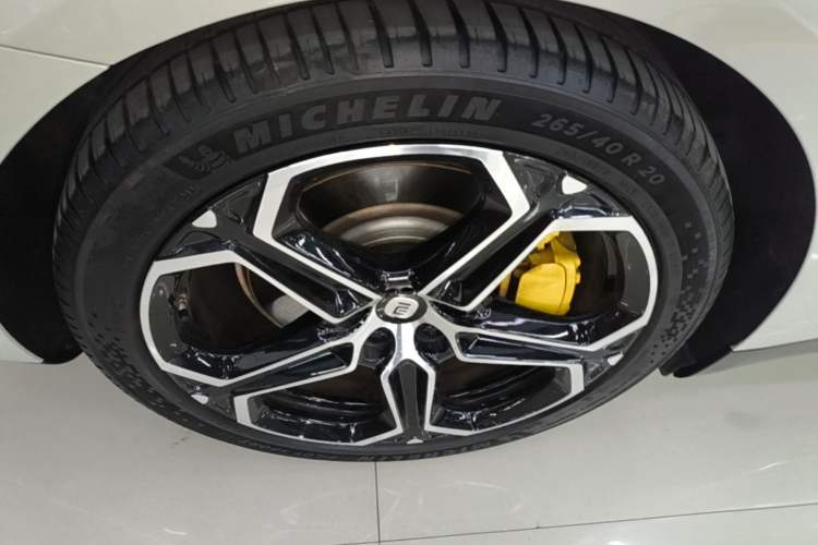 Used Xiaomi Auto SU7 2024 Four-Wheel Drive Ultra-Long Range Advanced Intelligent Driving Max Edition Right Rear Wheel Hub