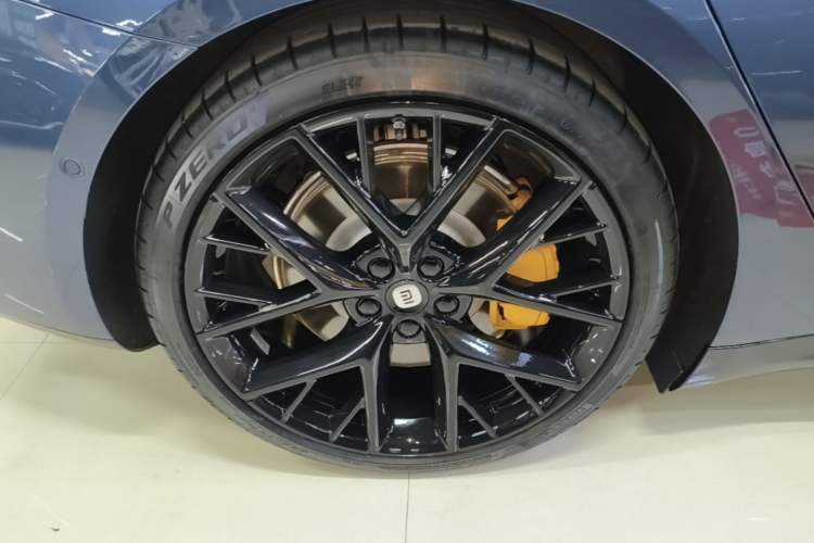 Used Xiaomi Auto SU7 2024 Four-Wheel Drive Ultra-Long Range Advanced Intelligent Driving Max Edition Right Rear Wheel Hub