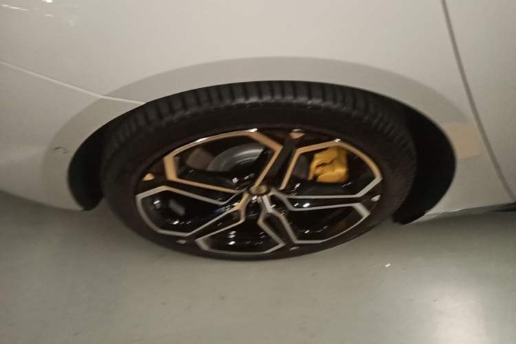 Used Xiaomi Auto SU7 2024 Rear-Drive Ultra-Long Range Advanced Pro-Level Intelligent Driving Version Right Rear Wheel Hub