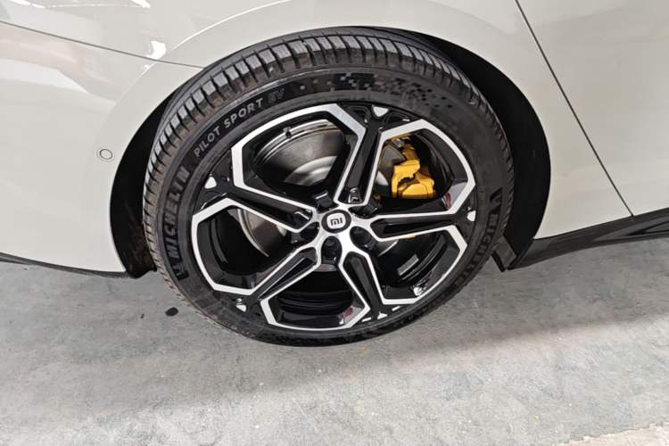 Used Xiaomi Auto SU7 2024 Four-Wheel Drive Ultra-Long Range Advanced Intelligent Driving Max Edition Right Rear Wheel Hub