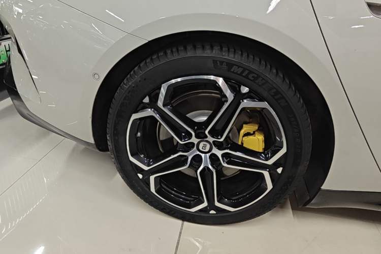 Used Xiaomi Auto SU7 2024 Four-Wheel Drive Ultra-Long Range Advanced Intelligent Driving Max Edition Right Rear Wheel Hub