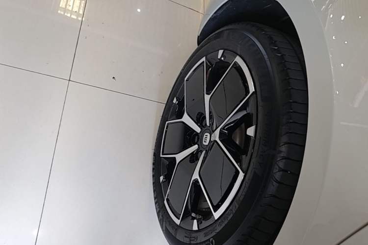 Used Xiaomi Auto SU7 2024 Rear-Drive Ultra-Long Range Advanced Pro-Level Intelligent Driving Version Right Rear Wheel Hub