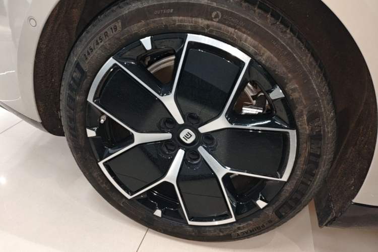 Used Xiaomi Auto SU7 2024 Rear-Drive Ultra-Long Range Advanced Pro-Level Intelligent Driving Version Right Rear Wheel Hub