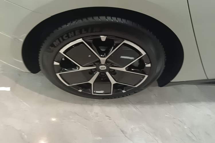 Used Xiaomi Auto SU7 2024 Rear-Drive Long-Range Intelligent Driving Version Right Rear Wheel Hub