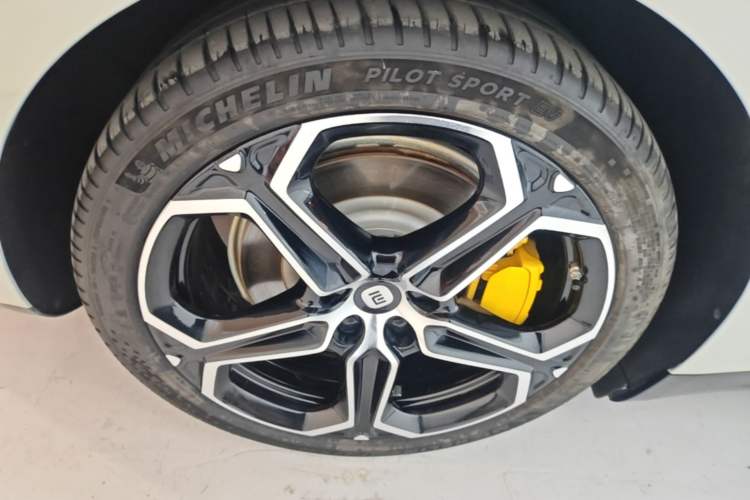 Used Xiaomi Auto SU7 2024 Rear-Drive Long-Range Intelligent Driving Version Right Rear Wheel Hub