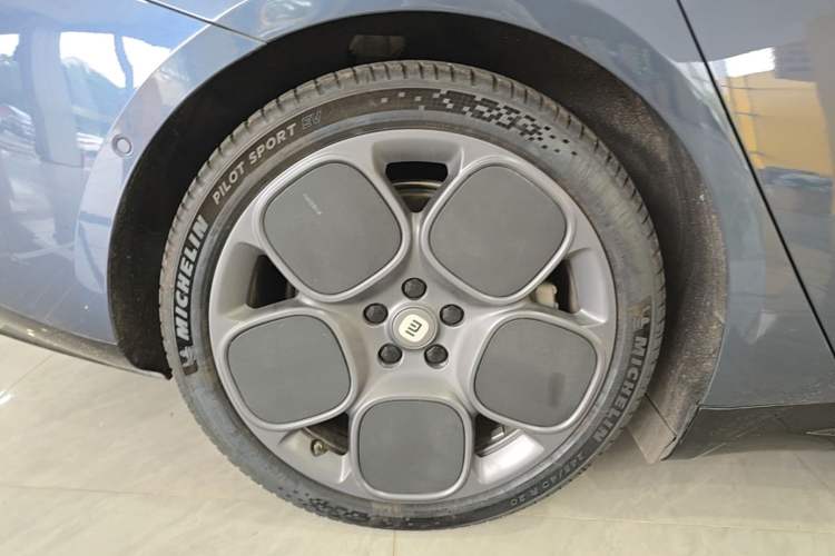 Used Xiaomi Auto SU7 2024 Rear-Drive Long-Range Intelligent Driving Version Right Rear Wheel Hub