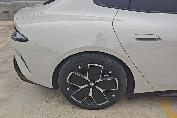 Used Xiaomi Auto SU7 2024 Rear-Drive Long-Range Intelligent Driving Version Right Rear Wheel Hub