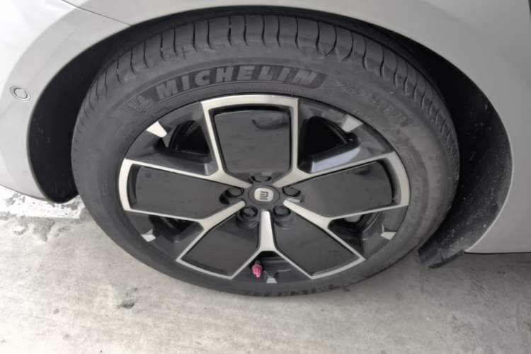 Used Xiaomi Auto SU7 2024 Rear-Drive Long-Range Intelligent Driving Version Right Rear Wheel Hub