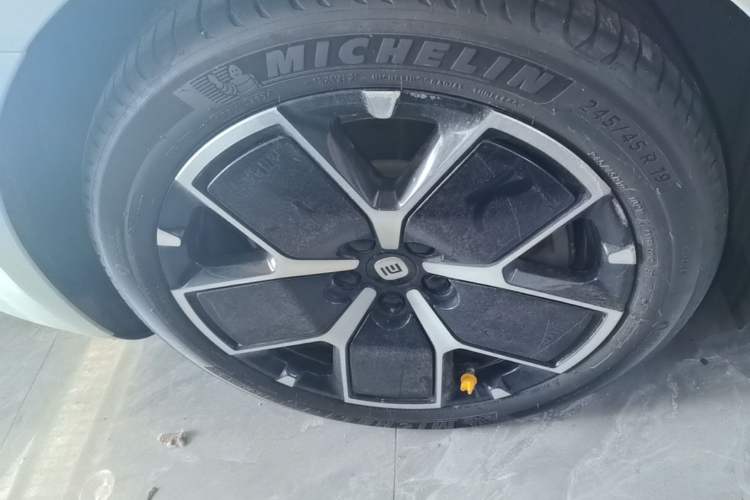 Used Xiaomi Auto SU7 2024 Rear-Drive Ultra-Long Range Advanced Pro-Level Intelligent Driving Version Right Rear Wheel Hub