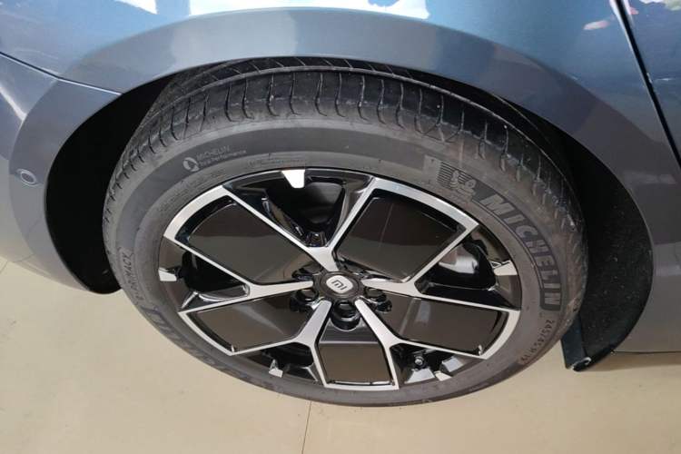 Used Xiaomi Auto SU7 2024 Rear-Drive Ultra-Long Range Advanced Pro-Level Intelligent Driving Version Right Rear Wheel Hub