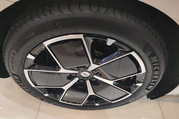 Used Xiaomi Auto SU7 2024 Rear-Drive Long-Range Intelligent Driving Version Right Rear Wheel Hub