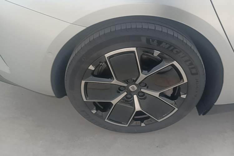 Used Xiaomi Auto SU7 2024 Rear-Drive Long-Range Intelligent Driving Version Right Rear Wheel Hub