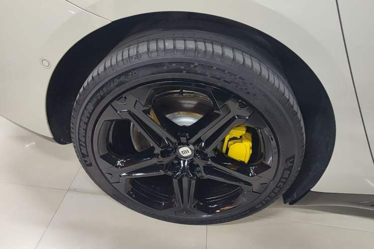 Used Xiaomi Auto SU7 2024 Four-Wheel Drive Ultra-Long Range Advanced Intelligent Driving Max Edition Right Rear Wheel Hub