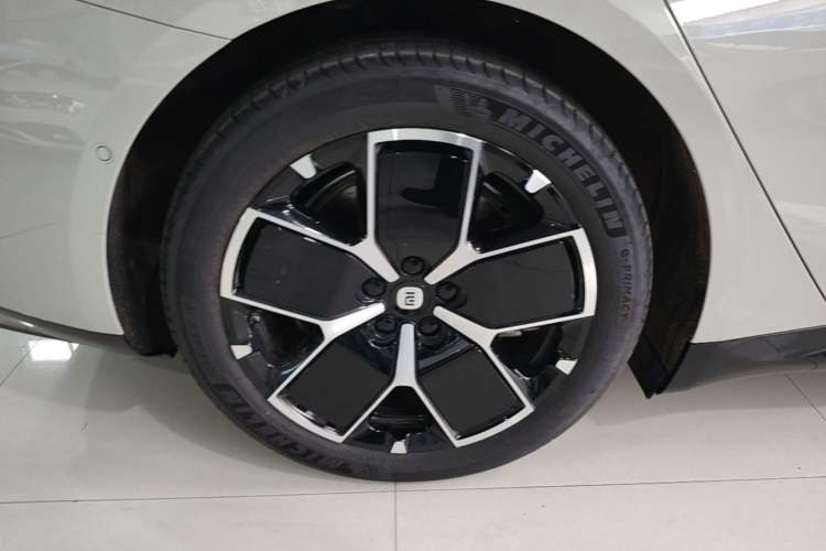 Used Xiaomi Auto SU7 2024 Rear-Drive Ultra-Long Range Advanced Pro-Level Intelligent Driving Version Right Rear Wheel Hub