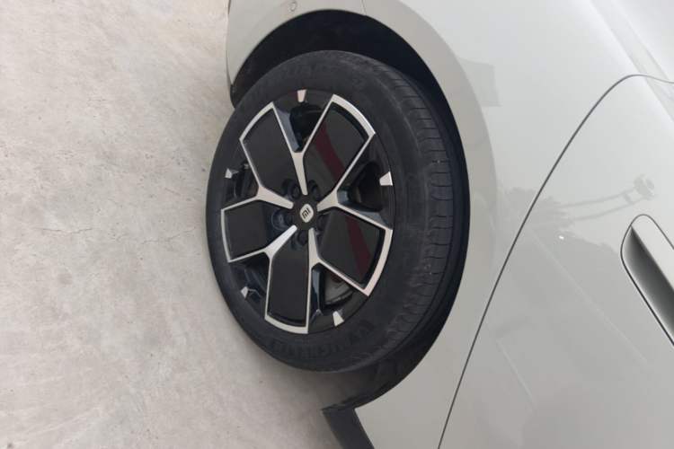 Used Xiaomi Auto SU7 2024 Rear-Drive Long-Range Intelligent Driving Version Right Rear Wheel Hub