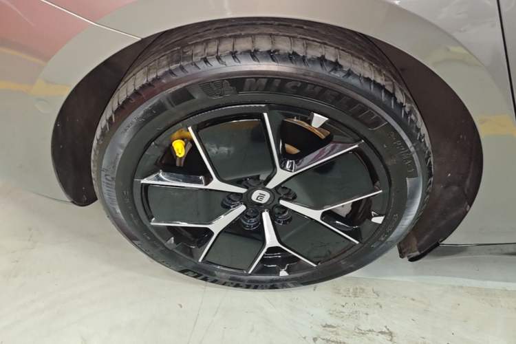 Used Xiaomi Auto SU7 2024 Rear-Drive Ultra-Long Range Advanced Pro-Level Intelligent Driving Version Right Rear Wheel Hub