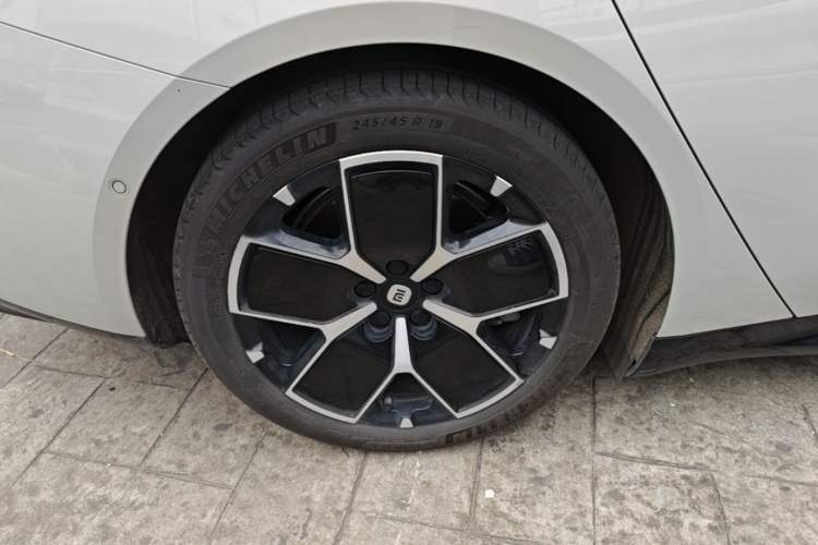 Used Xiaomi Auto SU7 2024 Rear-Drive Long-Range Intelligent Driving Version Right Rear Wheel Hub