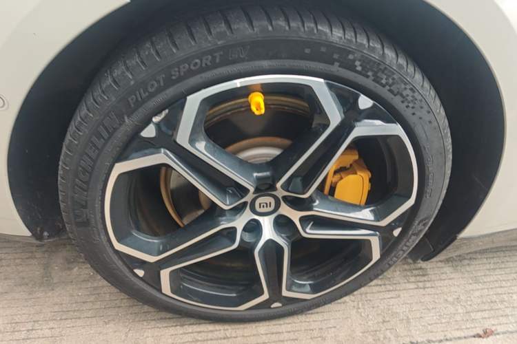 Used Xiaomi Auto SU7 2024 Rear-Drive Long-Range Intelligent Driving Version Right Rear Wheel Hub