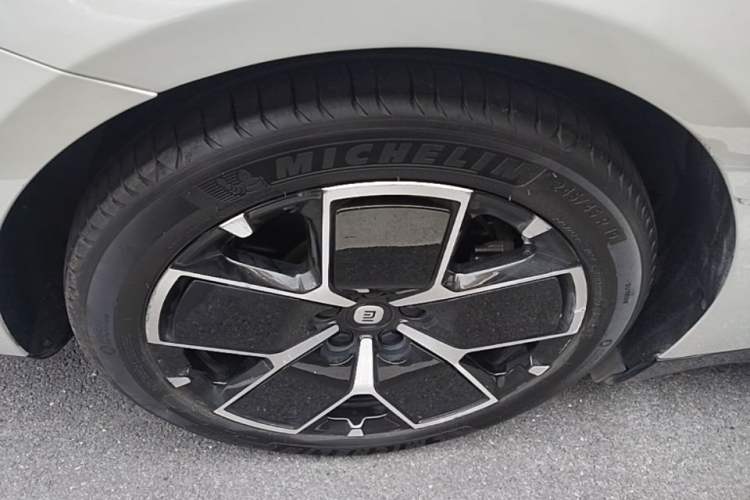 Used Xiaomi Auto SU7 2024 Rear-Drive Long-Range Intelligent Driving Version Right Rear Wheel Hub