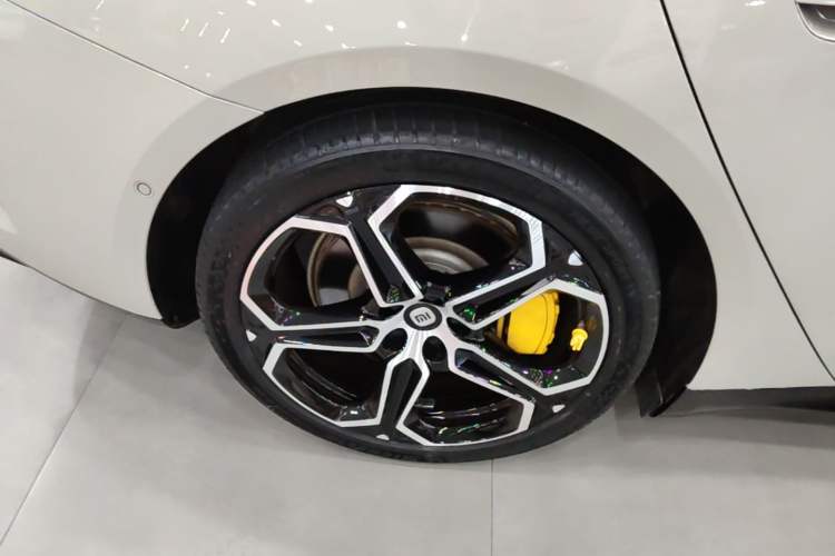 Used Xiaomi Auto SU7 2024 Rear-Drive Ultra-Long Range Advanced Pro-Level Intelligent Driving Version Right Rear Wheel Hub