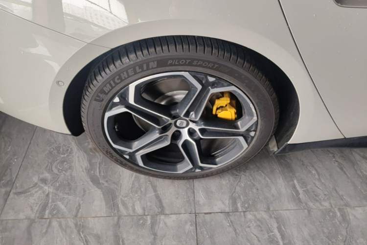 Used Xiaomi Auto SU7 2024 Four-Wheel Drive Ultra-Long Range Advanced Intelligent Driving Max Edition Right Rear Wheel Hub