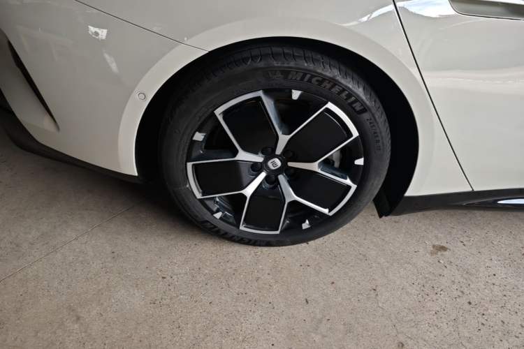 Used Xiaomi Auto SU7 2024 Rear-Drive Long-Range Intelligent Driving Version Right Rear Wheel Hub
