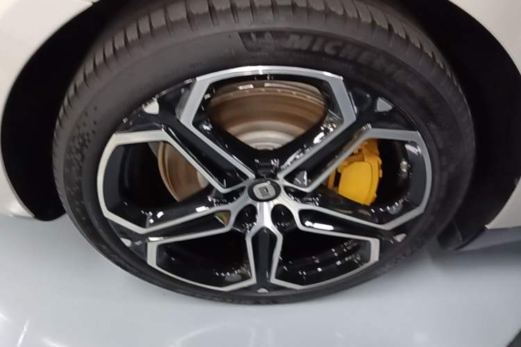 Used Xiaomi Auto SU7 2024 Rear-Drive Long-Range Intelligent Driving Version Right Rear Wheel Hub