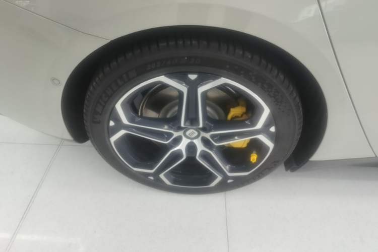 Used Xiaomi Auto SU7 2024 Four-Wheel Drive Ultra-Long Range Advanced Intelligent Driving Max Edition Right Rear Wheel Hub