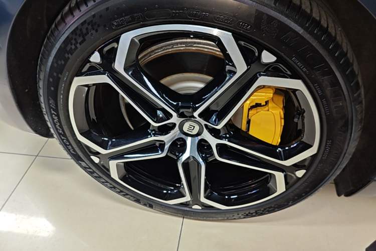 Used Xiaomi Auto SU7 2024 Four-Wheel-Drive Max Founder's Edition Right Rear Wheel Hub