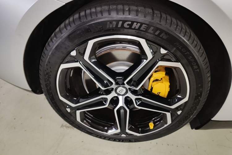 Used Xiaomi Auto SU7 2024 Four-Wheel Drive Ultra-Long Range Advanced Intelligent Driving Max Edition Right Rear Wheel Hub