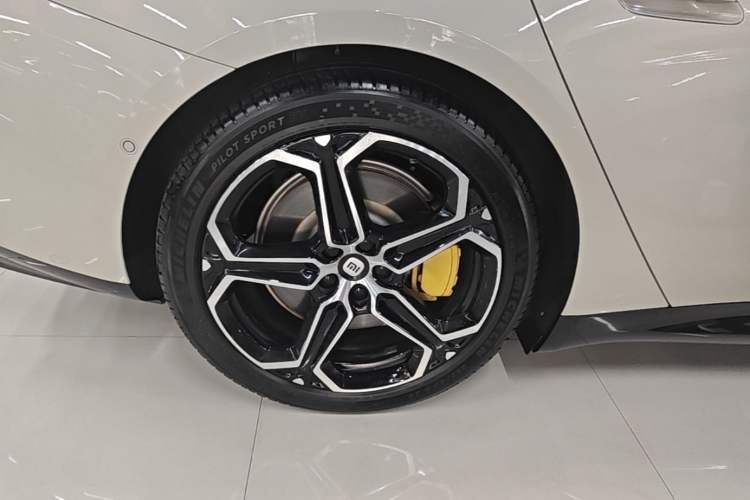 Used Xiaomi Auto SU7 2024 Four-Wheel Drive Ultra-Long Range Advanced Intelligent Driving Max Edition Right Rear Wheel Hub