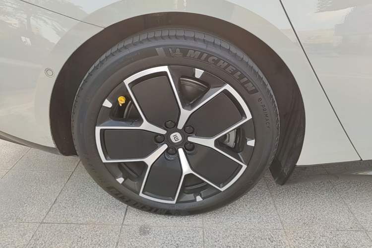 Used Xiaomi Auto SU7 2024 Rear-Drive Ultra-Long Range Advanced Pro-Level Intelligent Driving Version Right Rear Wheel Hub
