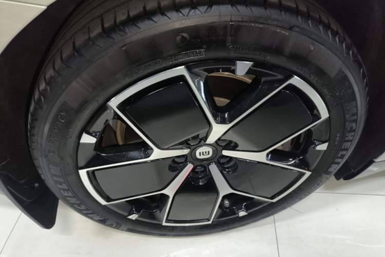 Used Xiaomi Auto SU7 2024 Rear-Drive Ultra-Long Range Advanced Pro-Level Intelligent Driving Version Right Rear Wheel Hub