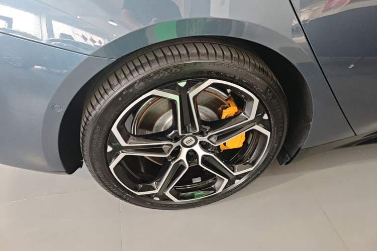 Used Xiaomi Auto SU7 2024 Rear-Drive Long-Range Intelligent Driving Version Right Rear Wheel Hub