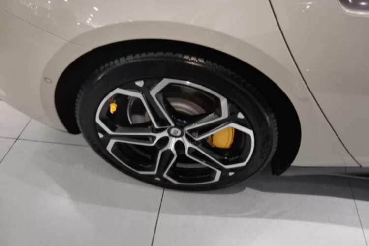 Used Xiaomi Auto SU7 2024 Four-Wheel-Drive Max Founder's Edition Right Rear Wheel Hub