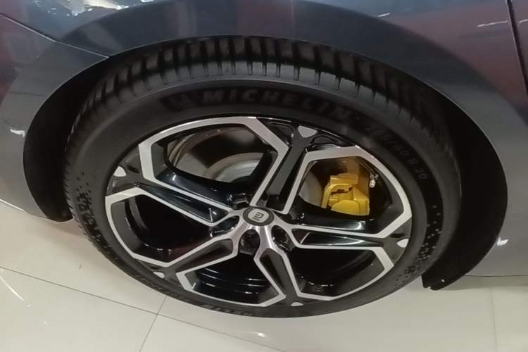 Used Xiaomi Auto SU7 2024 Four-Wheel Drive Ultra-Long Range Advanced Intelligent Driving Max Edition Right Rear Wheel Hub