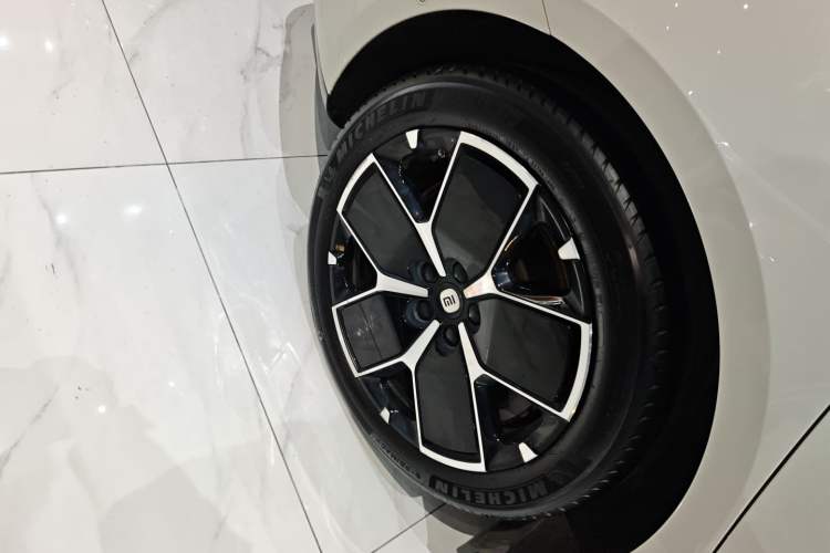 Used Xiaomi Auto SU7 2024 Rear-Drive Standard Founder Edition Right Rear Wheel Hub