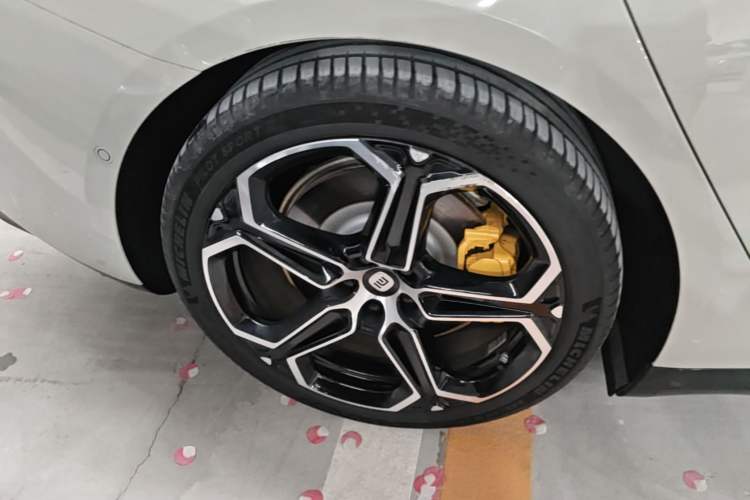 Used Xiaomi Auto SU7 2024 Rear-Drive Long-Range Intelligent Driving Version Right Rear Wheel Hub