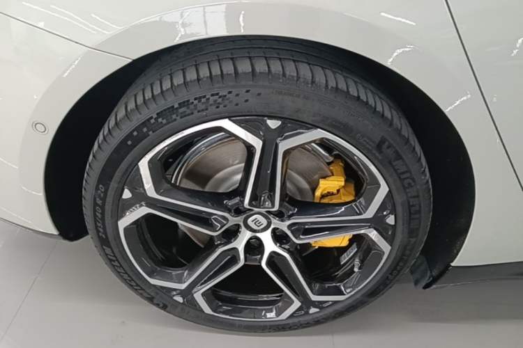 Used Xiaomi Auto SU7 2024 Rear-Drive Long-Range Intelligent Driving Version Right Rear Wheel Hub